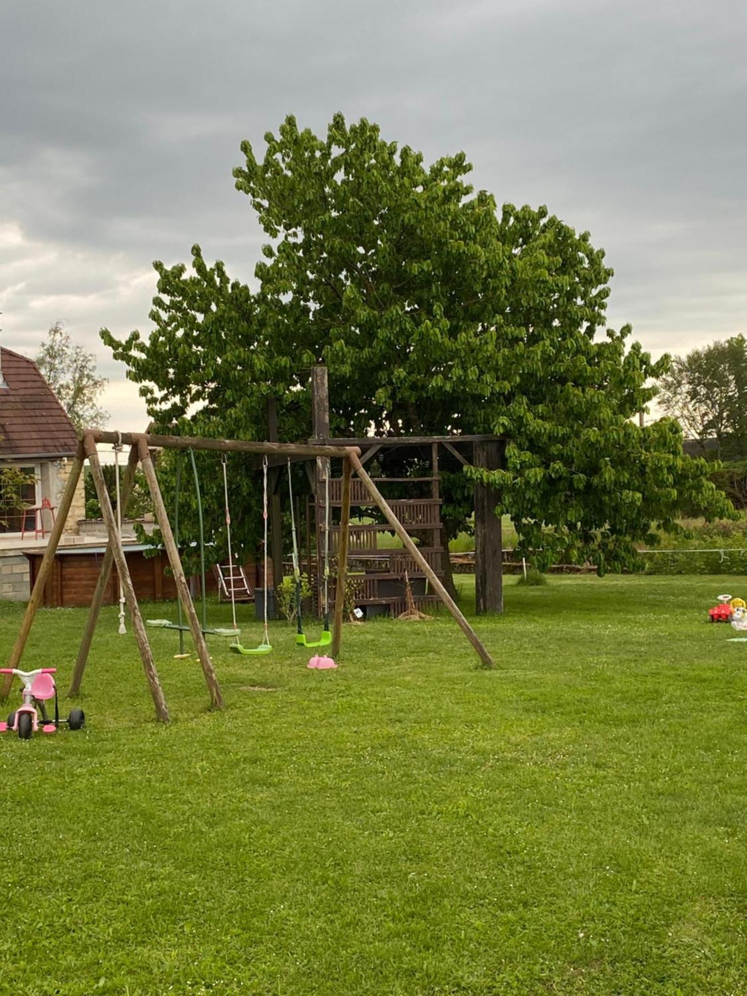 Villa Complexe Familial Charmes  Exterior foto